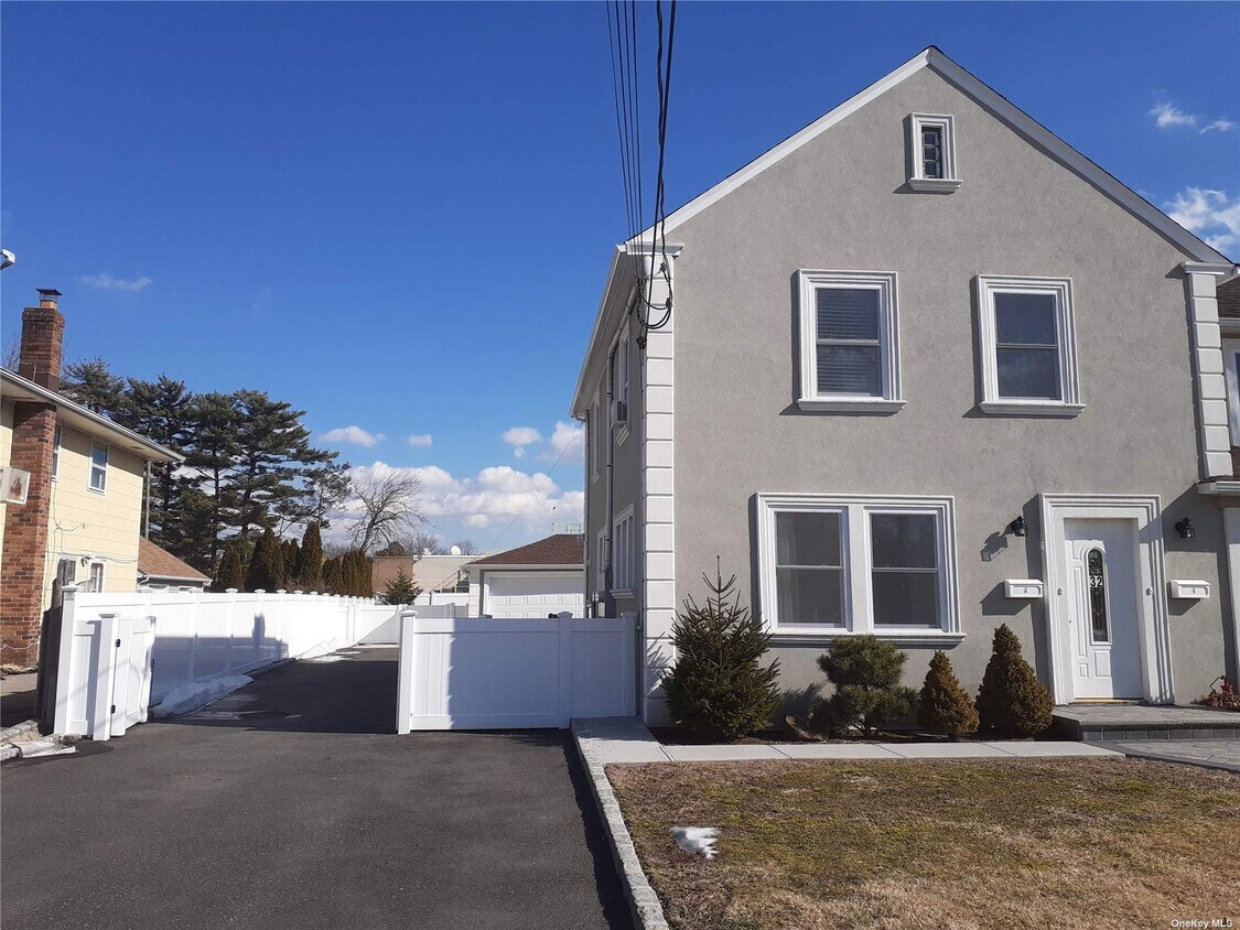 Primary Photo - 32 Longfellow Ave