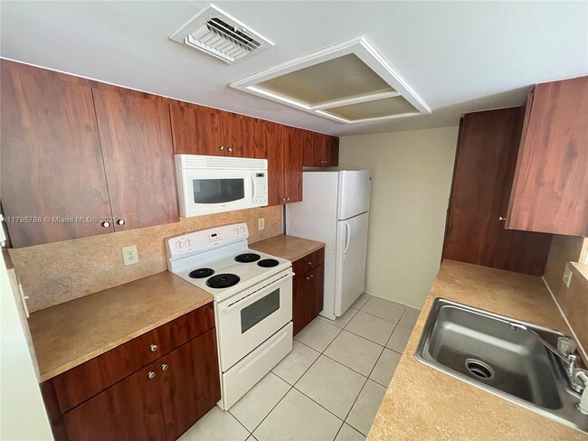 Foto del edificio - 8423 Coral Lake Way