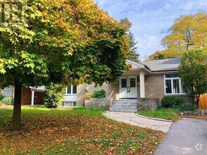 Building Photo - 11 Lauralynn Crescent