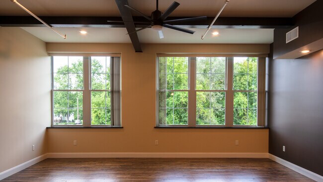 Foto del edificio - 208 W Railroad St