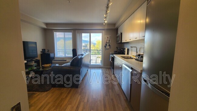Photo du bâtiment - 318-1550 Dickson Ave