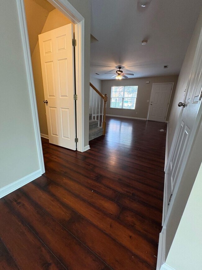 Foto del edificio - Knoxville 37923 - 2 bedroom, 2.5 Condo - Contact Kristie Hopwood (865) 233-6467