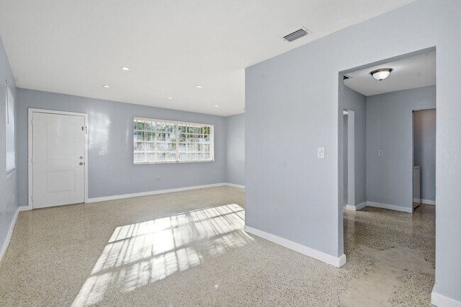 Foto del edificio - Welcome Home! Spacious 3-bedroom, 2-bath home with plenty of parking and washer/dryer inside the ...