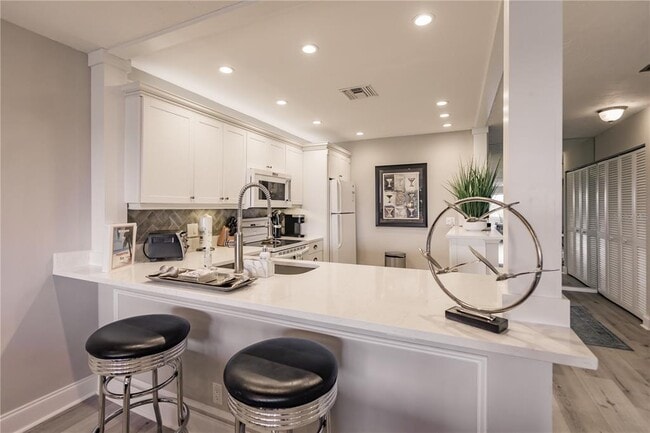 Building Photo - 1255 E Peppertree Dr