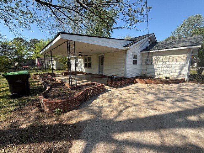 Foto del edificio - Now Available! Charming 3-Bedroom, 1-Bathroom Home in Decatur, AL