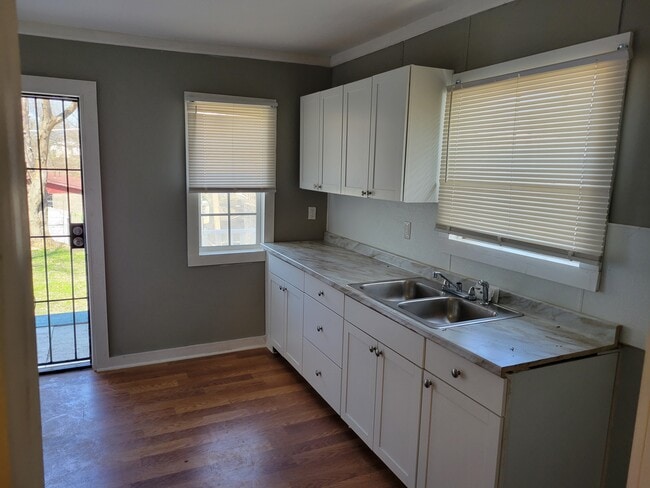 Building Photo - 324 57th St