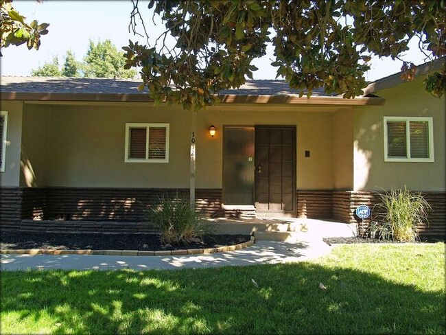 Building Photo - Gorgeous 3 Bedroom Home located Lincoln Es...