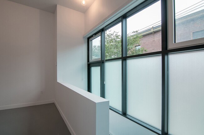 Building Photo - 4350 Av. de l'Hôtel-de-Ville