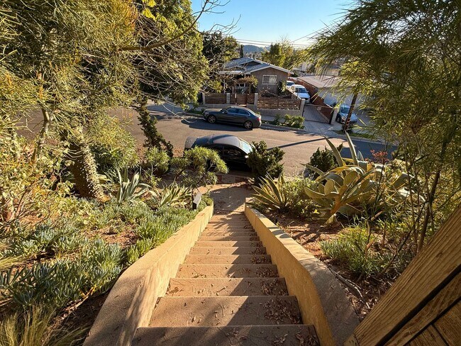 Foto del edificio - Hilltop Highland Park Sanctuary with Views, Private Gated Yard, In Unit Laundry, Parking & Abunda...