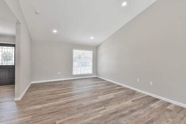 Building Photo - 3215 Rockyridge Dr