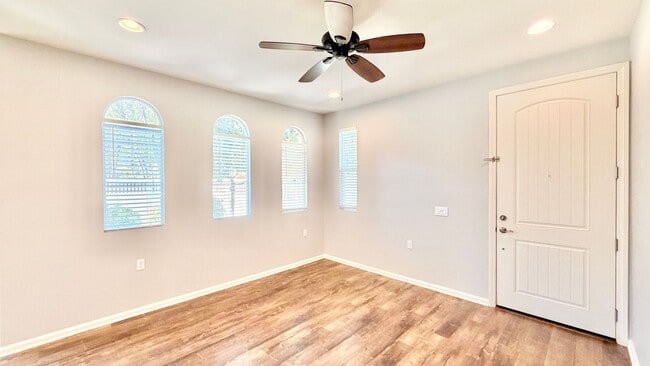 Foto del edificio - Beautiful, Like New, End Unit Condo in Resort Like Living Community off Temecula's South 79!