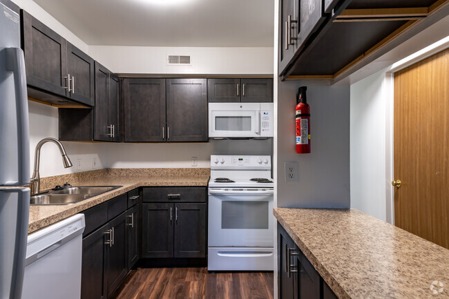 2BR, 1BA - 925SF - Kitchen - Apple Valley Apartments