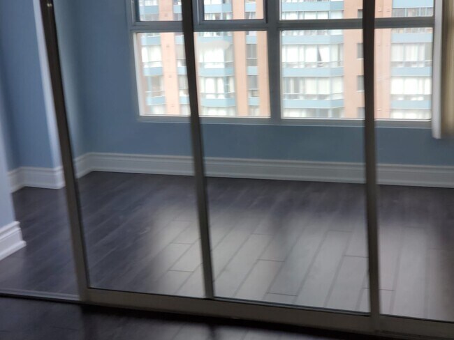 Photo du bâtiment - 2 BED - 2 BATH - MISSISSAUGA - CONDO