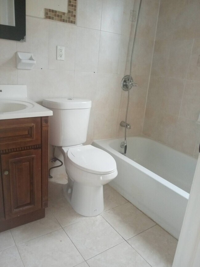 Foto del edificio - 1496 E 95th St
