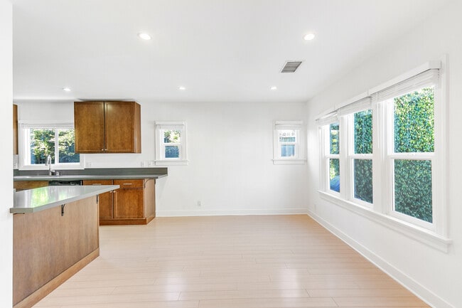 Building Photo - 1137 N Hudson Ave