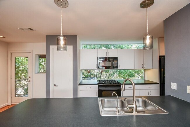 Building Photo - 6935 Yellowstone Way Dr