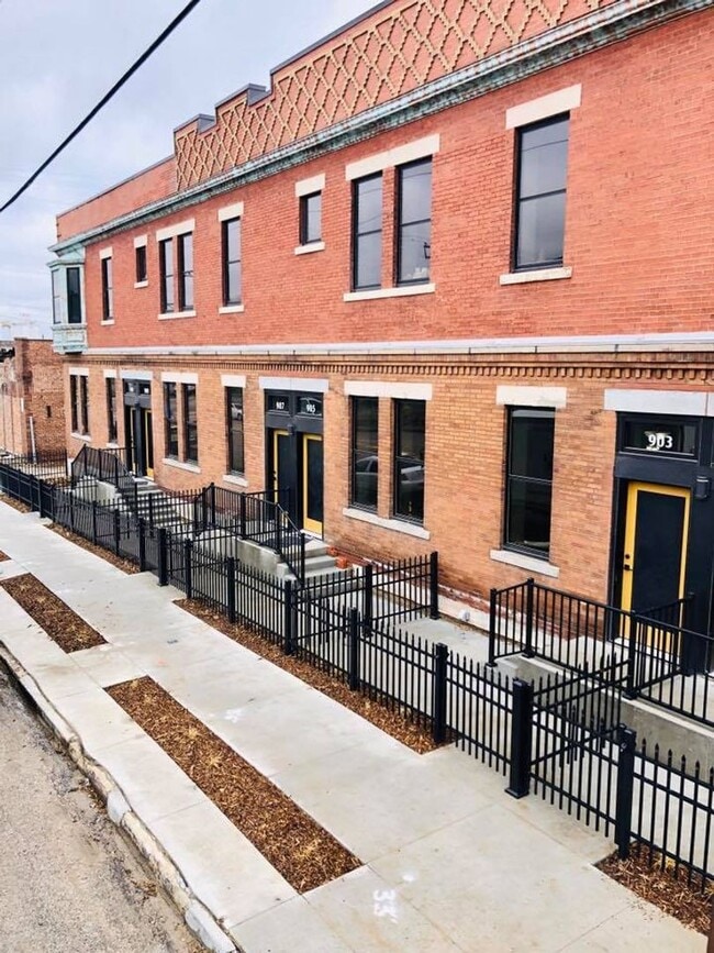 Building Photo - 903 N 17th St