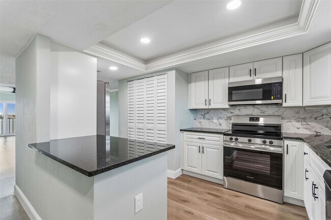 Building Photo - 7050 Sunset Dr S