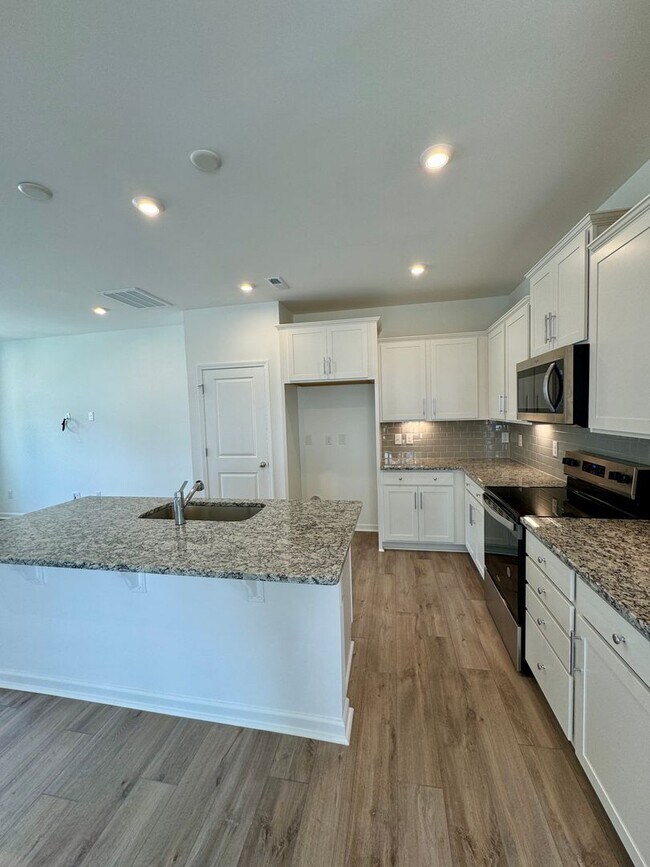Foto del edificio - Brand New Townhome in Pringle Town