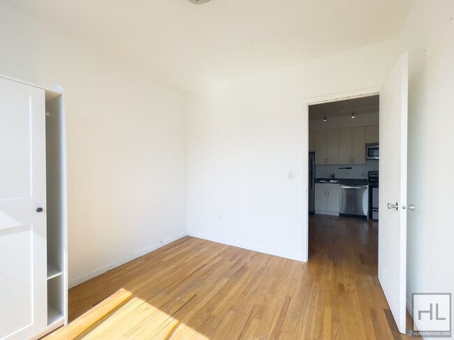 Foto del edificio - Spacious Sunlit 2-Bed 1-Bath / Great Bushw...