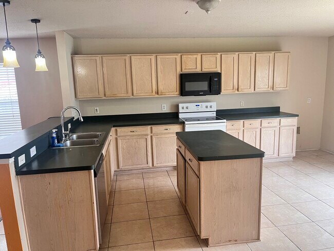 Foto del edificio - 2405 Eastborne Dr