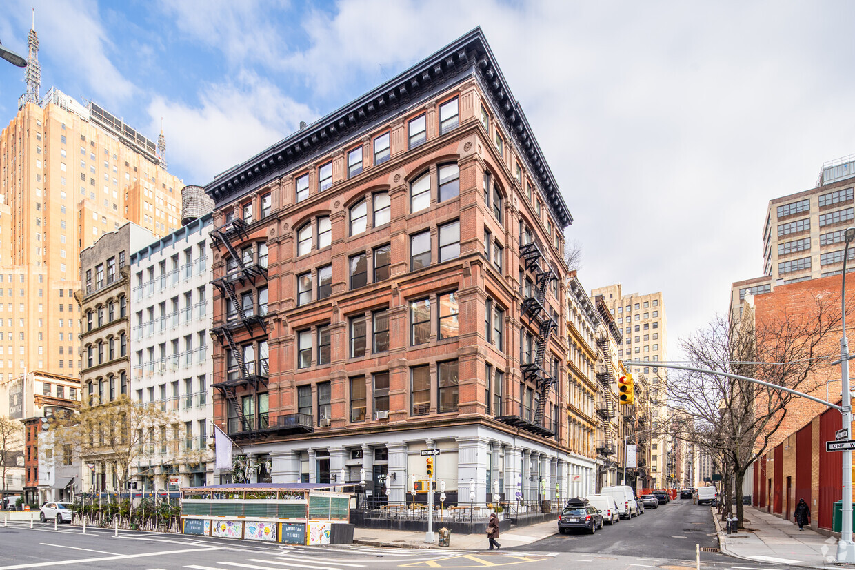 Primary Photo - 211-215 W Broadway