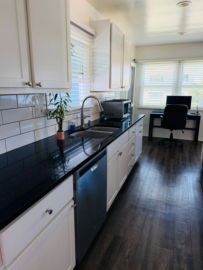Foto del edificio - Amazing Cottage Style Home with Ocean Views Only Steps to the Beach in South Redondo!