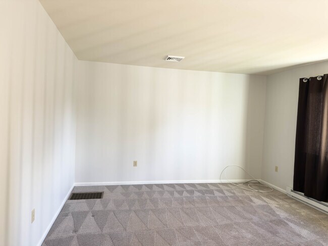 Building Photo - 2231 Donough Dr