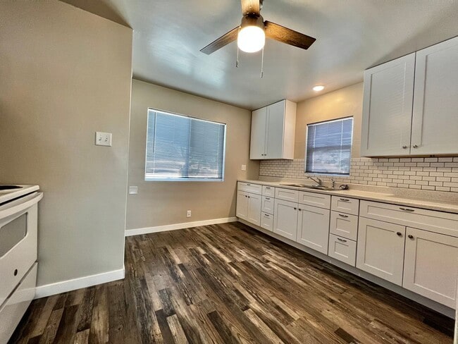 Building Photo - Newly Remodeled 2 Bed, 1 Bath Upper Unit i...
