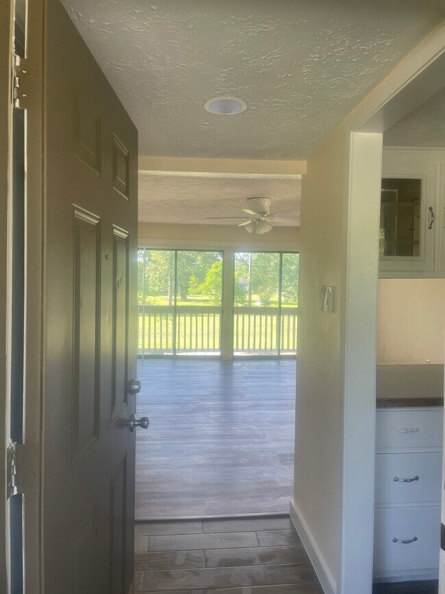 Entrada al salón, cocina a la derecha. - 1500 S Diamondhead Blvd