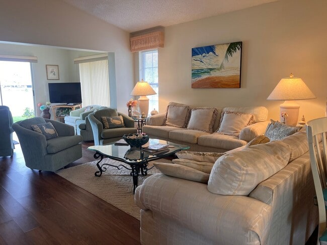 Foto del edificio - NEWLY LISTED 2BD/2BA/2CG Villa