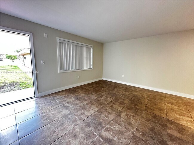 Foto del edificio - 301 NW 177th St