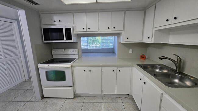 Foto del edificio - 16800 NE 15th Ave