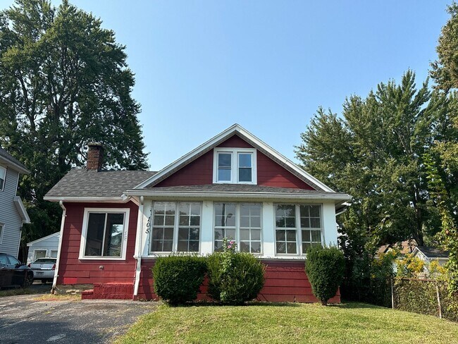 Building Photo - YOU'LL FALL IN LOVE w/ this BEAUTIFULLY Ca...