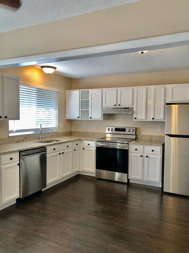 Building Photo - 3176 Pinebrook Dr
