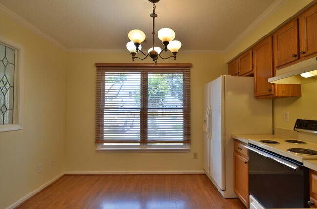 Building Photo - Coming Soon! 2BR 2.5 BA Townhome in Yorktown!