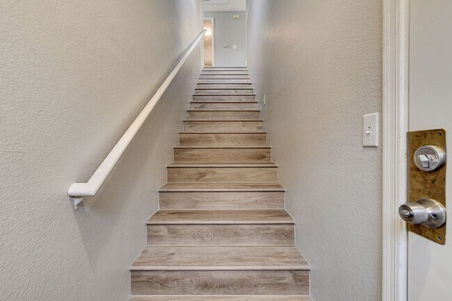 Building Photo - 2 Bedrm 2 bath Gated Community