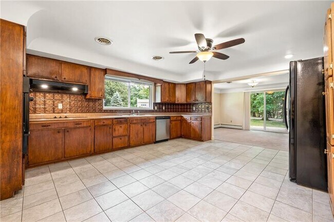 Building Photo - 441 Manor Rd