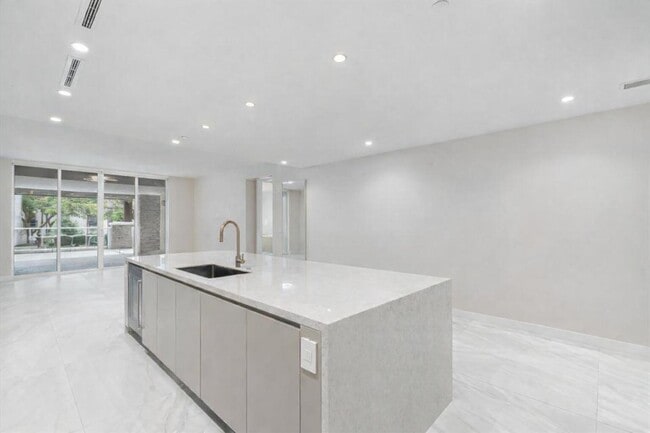 Foto del edificio - 200 SE Mizner Blvd