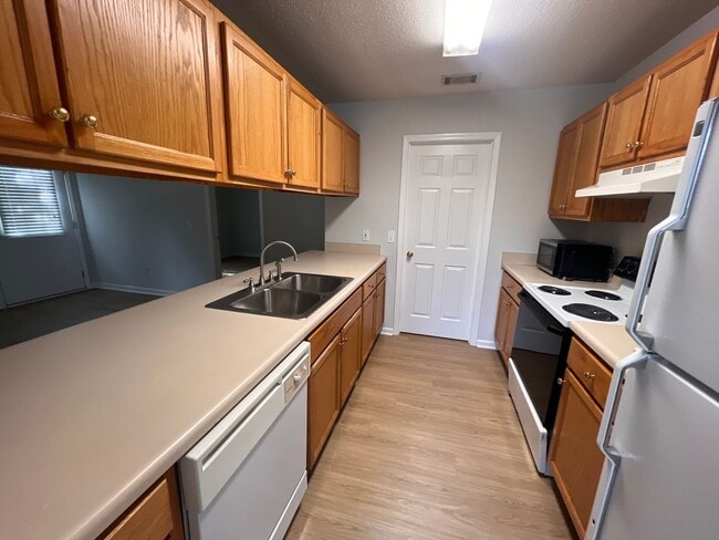 Photo - Center 628-630 Apartment