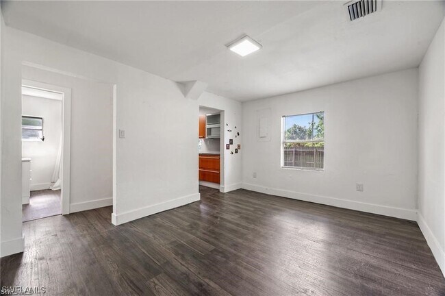 Building Photo - 2716 Winona Dr