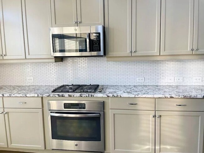 Building Photo - 1076 Township Square, Unit 1076