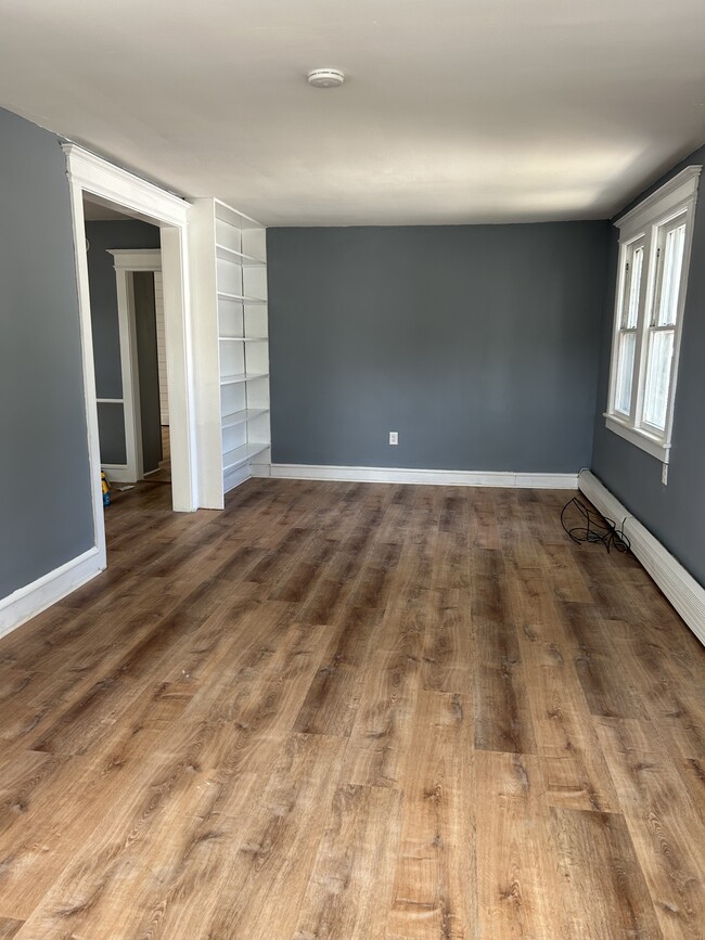 Building Photo - 17 E Meyran Ave