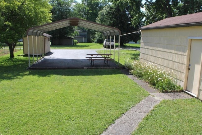 Building Photo - 13 Willow St