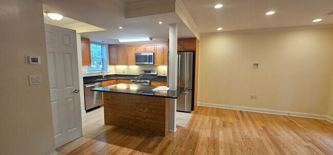 Foto del edificio - Spacious 2-bedroom townhouse on beautifully landscaped grounds.