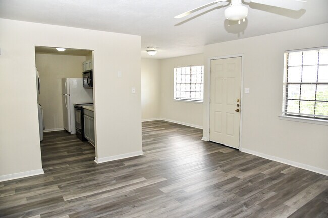 Building Photo - 700 Navarro Dr