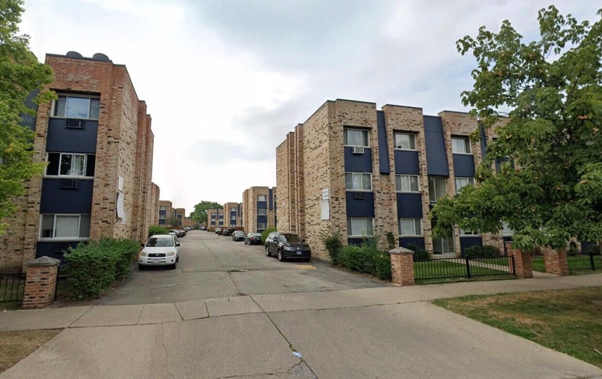 Foto principal - 8651 W Foster Ave