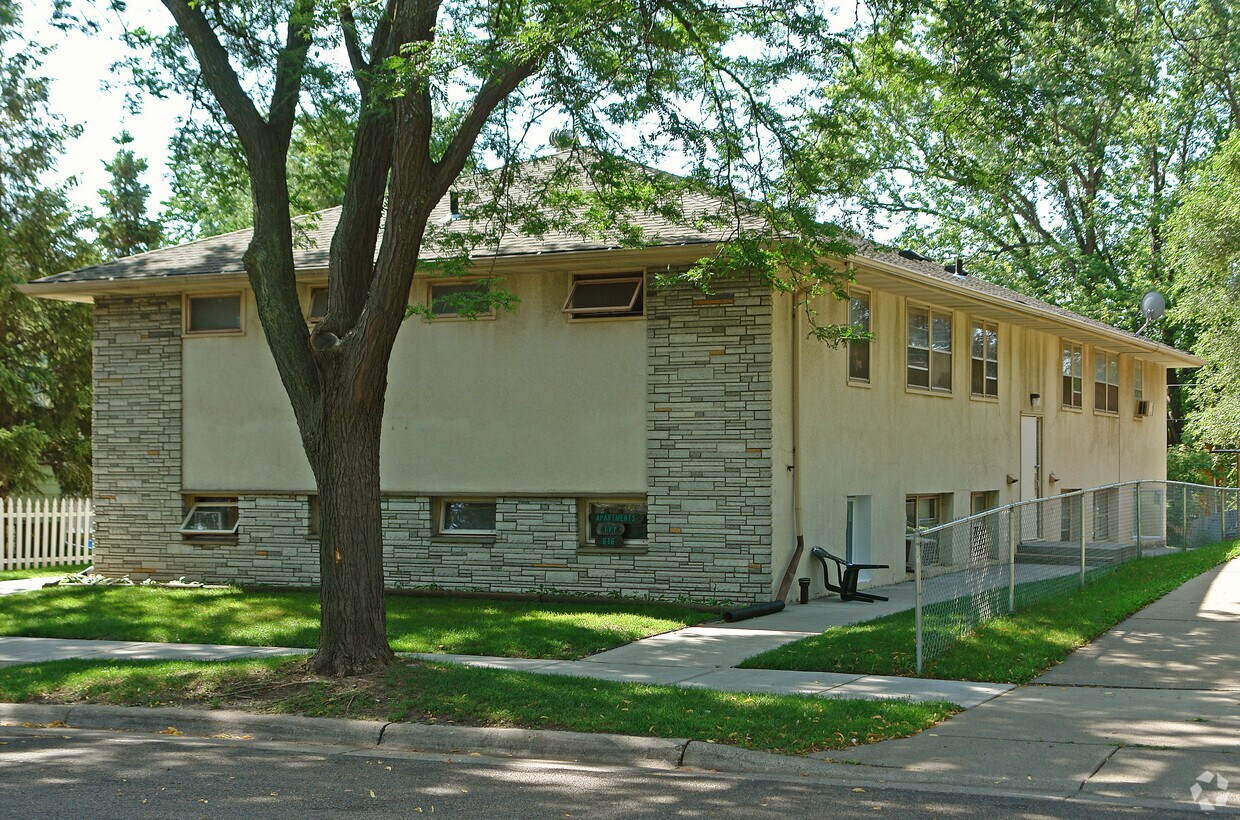 Primary Photo - 616 Ivy Ave E
