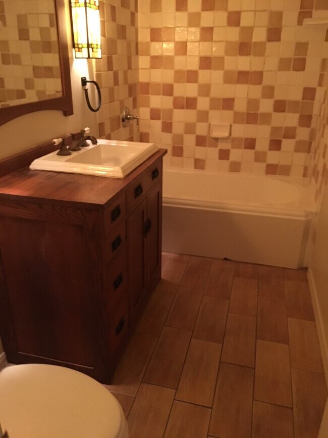 Building Photo - 4 Bedroom 2 Bath Home in College Area near...