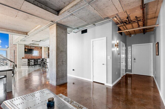 Building Photo - 2000 Bagby St